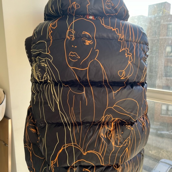 SOSKEN STUDIOS JODY NAVY - PORTRAIT PRINT DOWN VEST - Picture 2 of 5